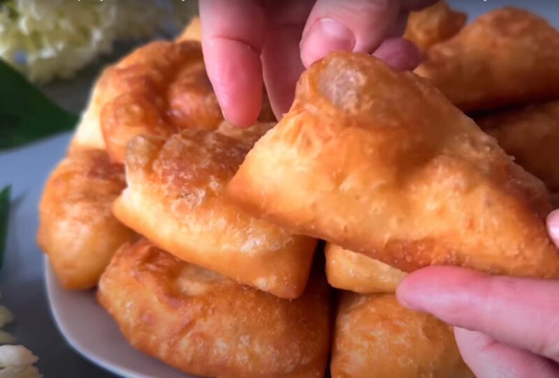 Вы точно сейчас пойдете на кухню. Вкусные булочки и пирожки с начинкой: 2 рецепта на сковороде
