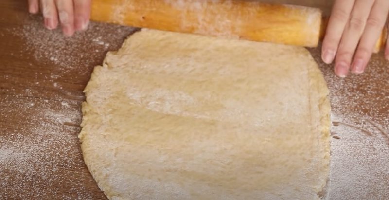 Круассаны больше не готовлю, а пеку обычные рогалики. На сметане с вкусной начинкой