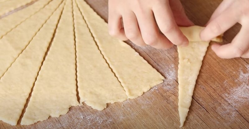 Круассаны больше не готовлю, а пеку обычные рогалики. На сметане с вкусной начинкой