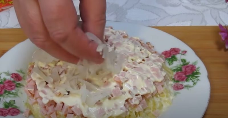 Салат "Первый снег". Невероятно вкусный: улетает первый с праздничного стола