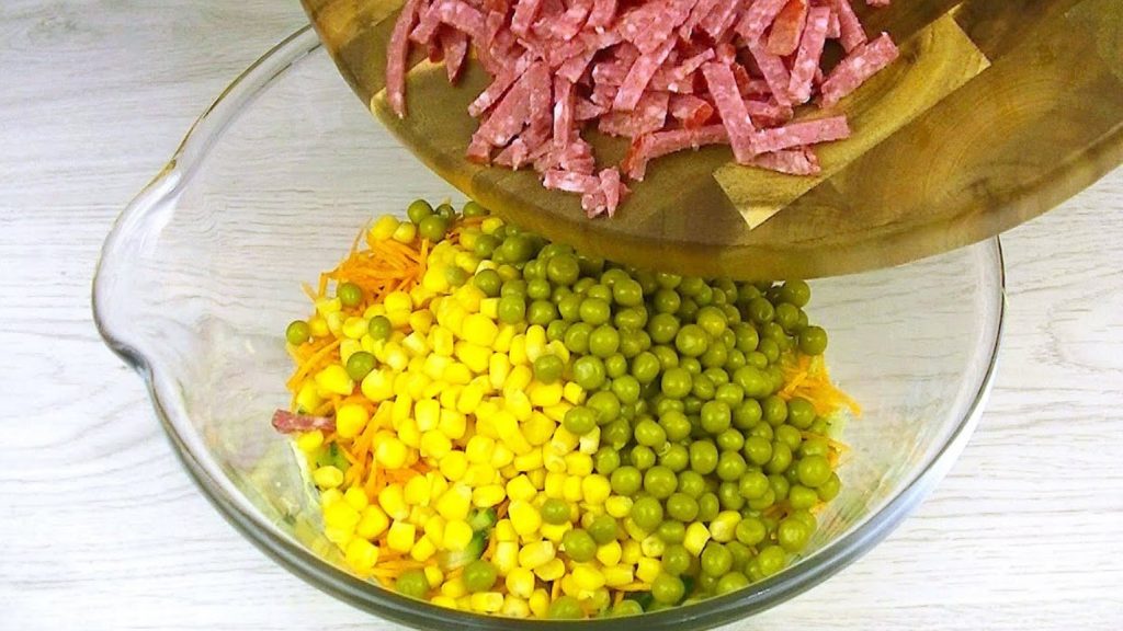 Для этого салата не нужно ничего варить – быстрый, вкусный, свежий салат