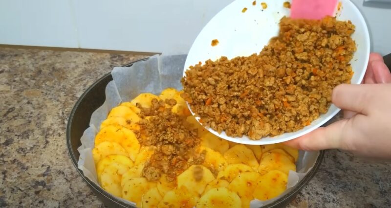 Картофельная запеканка с фаршем на сковороде. Шикарный ужин для всей семьи