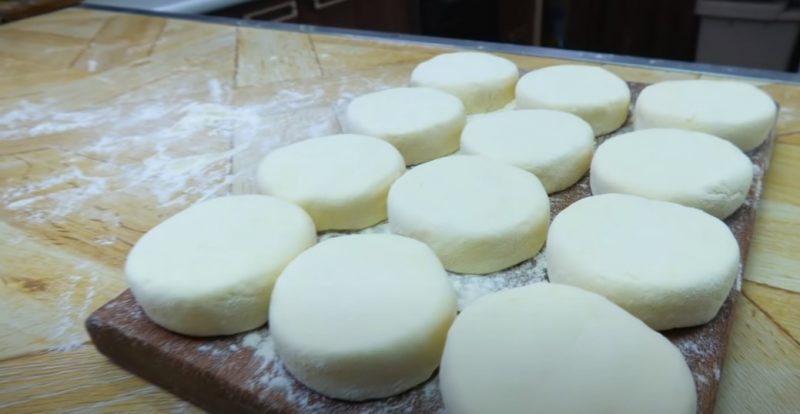 Детсадовские сырники. Не растекаются и держат форму: пошаговый рецепт и секреты приготовления