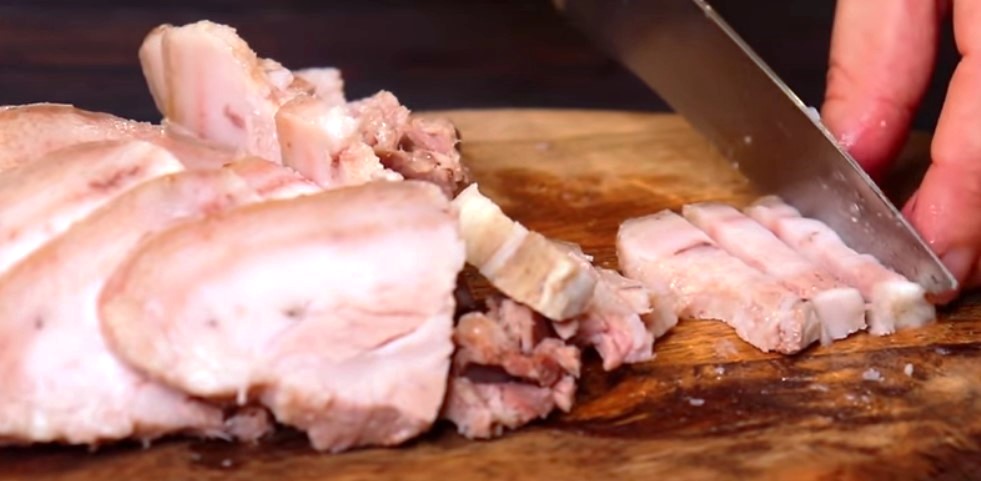 Кладу мясо в банку и получаю вкуснейшую закуску. Так готовлю сало, грудинку или мясо