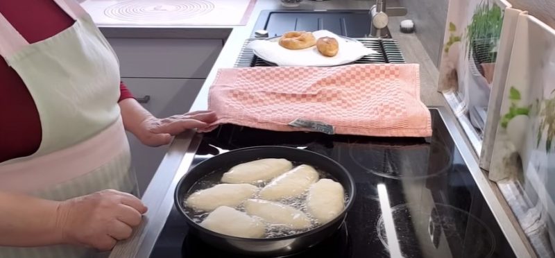Пирожки с яблоками: румяные и красивые. Нежные и пышные пончики с яблочной начинкой
