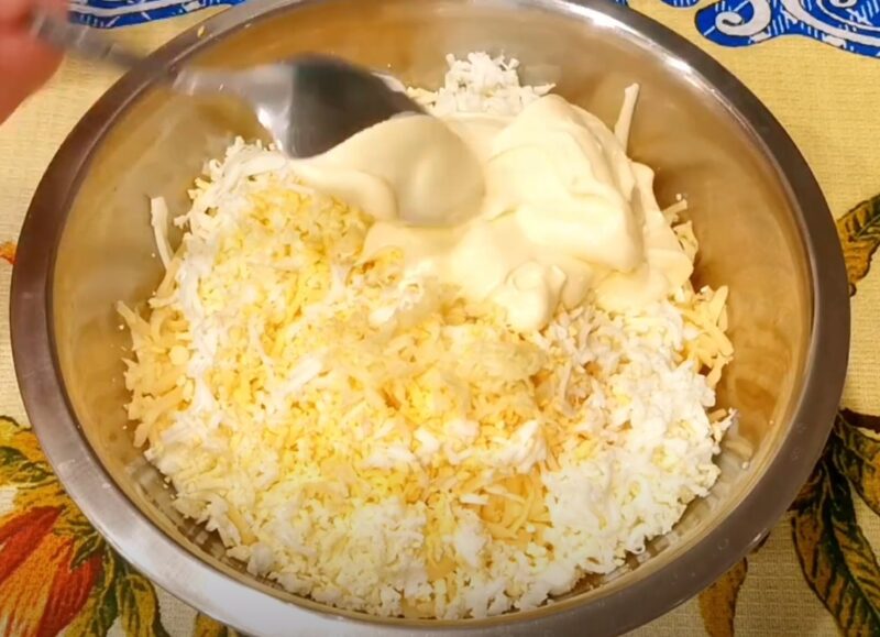 Просто возьмите сырок "Дружба" и 3 яйца. Вкусный слоёный рулет с начинкой за 30 минут