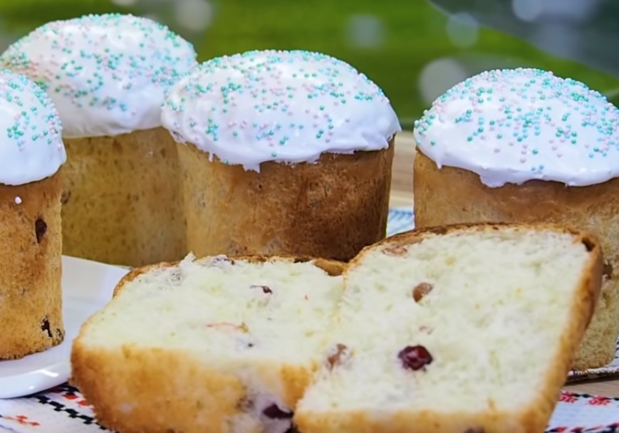 8 желтков, 500 г муки, 1 стакан молока, дрожжи, изюм и цукаты для самого вкусного пасхального кулича