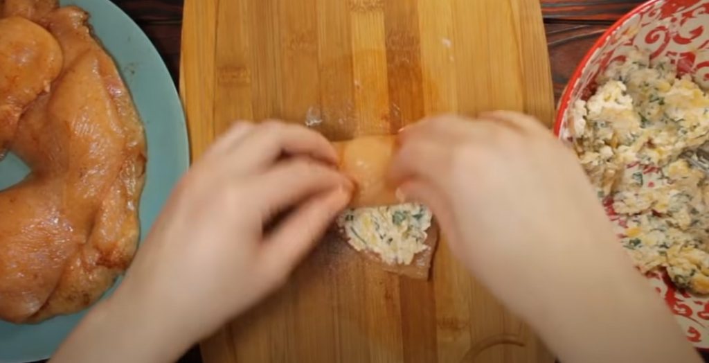 На филе выкладываю начинку и запекаю в духовке. Вкуснейшие рулетики из курицы