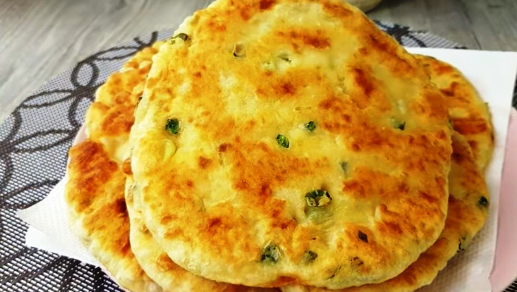 В холодильнике минимум продуктов? Готовим вкусные лепешки с зеленью на кефире