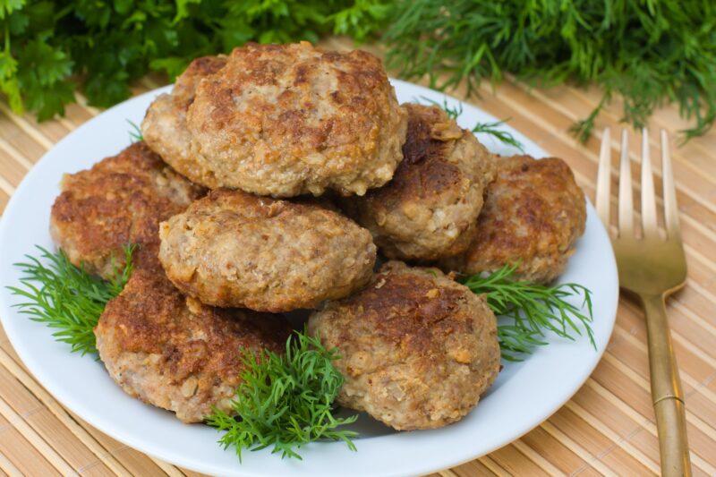 Гора вкусных котлет из 200 граммов фарша. Спасительный рецепт на трудные времена