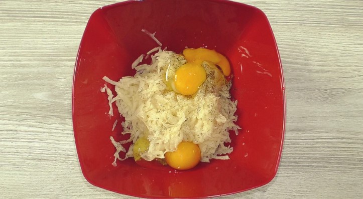 Если вы имеете 2 яйца и 3 картошки, приготовьте это вкусное блюдо: меняя начинку, готовь хоть ежедневно