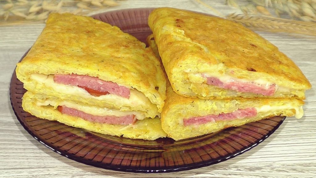 Если вы имеете 2 яйца и 3 картошки, приготовьте это вкусное блюдо: меняя начинку, готовь хоть ежедневно