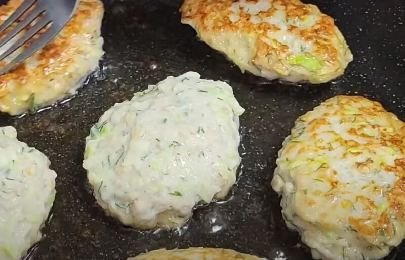Летом самое то: подсели всей семьей на эту вкуснятину. Нежные и сочные котлетки из кабачков