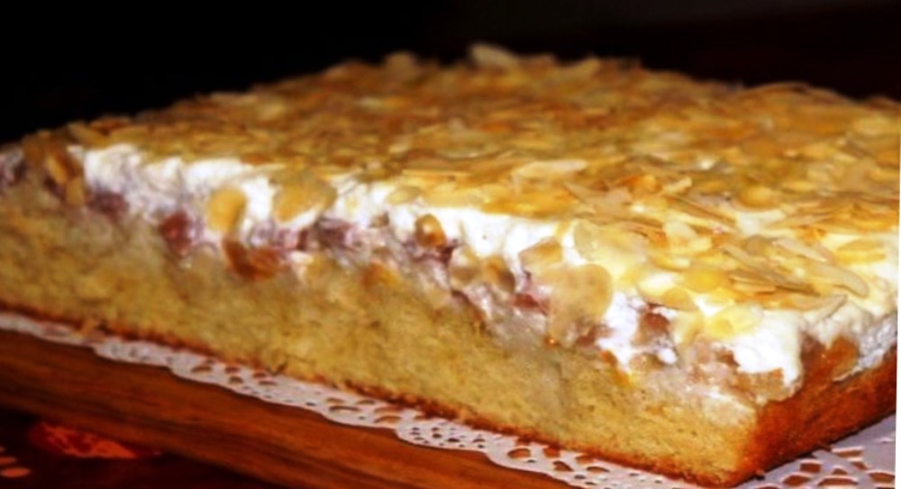Какая же это вкуснятина "Юлькин пирог". Нежнейший пирог с персиками и грушей