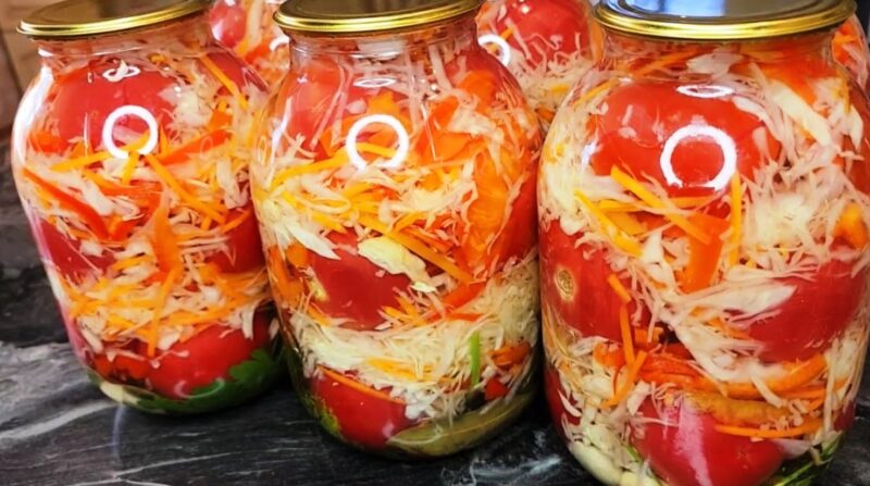 Капусту с помидорами заливаю кипятком. Заготавливаю по 50 банок на зиму: невероятно вкусный рецепт