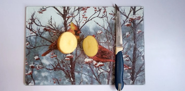 У меня зеркала всегда идеально чистые, все благодаря кусочку картофеля. Записывайте мой простой способ