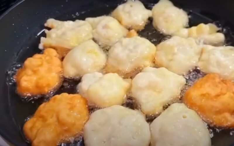 Ленивая "Шарлотка". Просто положите яблоки в кипящее масло: сладкое яблочное объедение