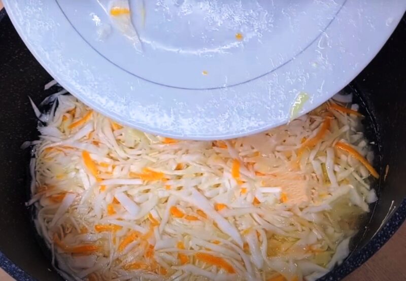 Такую капусту мы съели за 2 дня. Очень лёгкий и быстрый рецепт хрустящей капусты на зиму