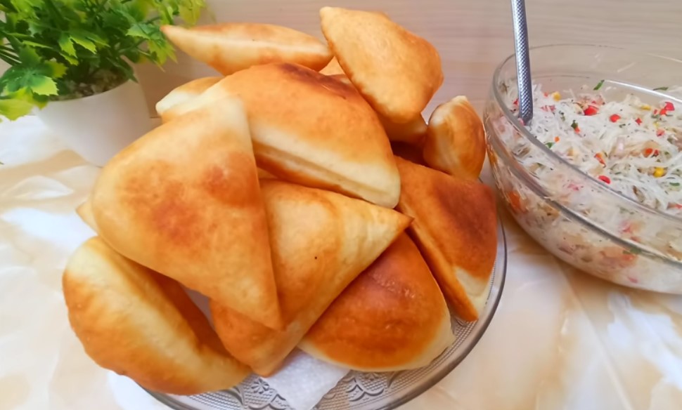 Настолько хорошо, что на столе ничего не осталось. Рецепт пикантных пончиков