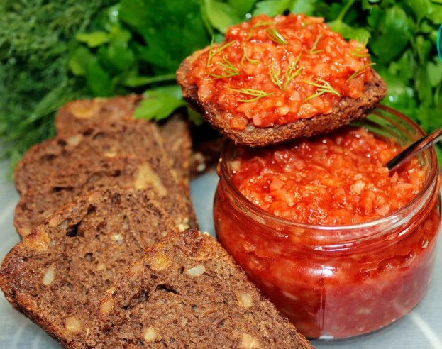 Такую очень простую и забытую советскую закуску из лука любят готовить мои родители: вкусно, сытно, дешево