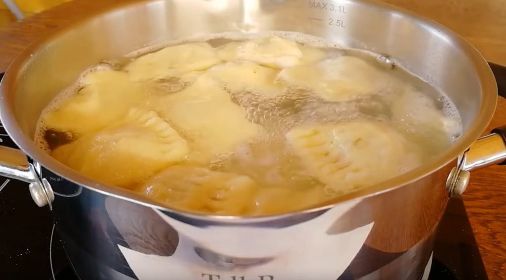 Без лепки, но с начинкой: объедение из картошки. Вареники из картофеля с мясной начинкой