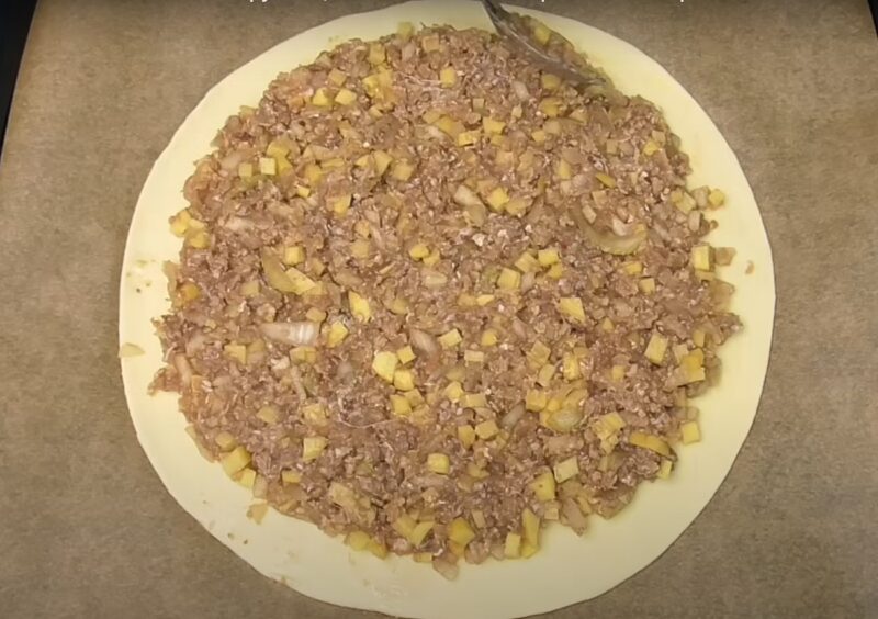 Ломается с хрустом, а внутри – мясной сюрприз. Рецепт сочного слоеного пирога из простых продуктов