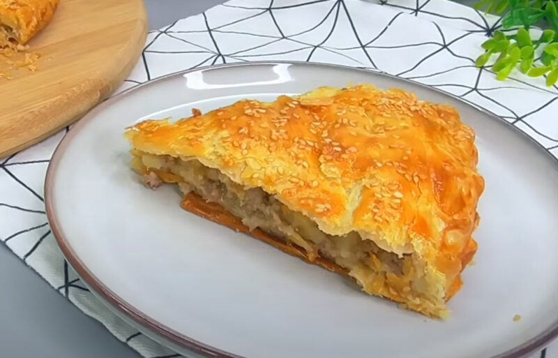 Ломается с хрустом, а внутри – мясной сюрприз. Рецепт сочного слоеного пирога из простых продуктов