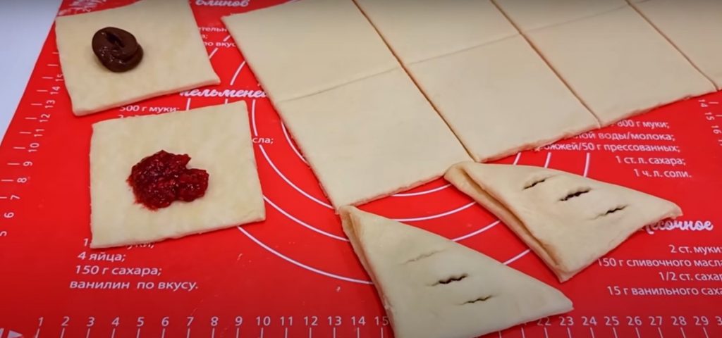 Пирожки из слоеного теста, с которым не нужно возиться. Рецепт – один из самых простых: слоеное тесто на 30 минут
