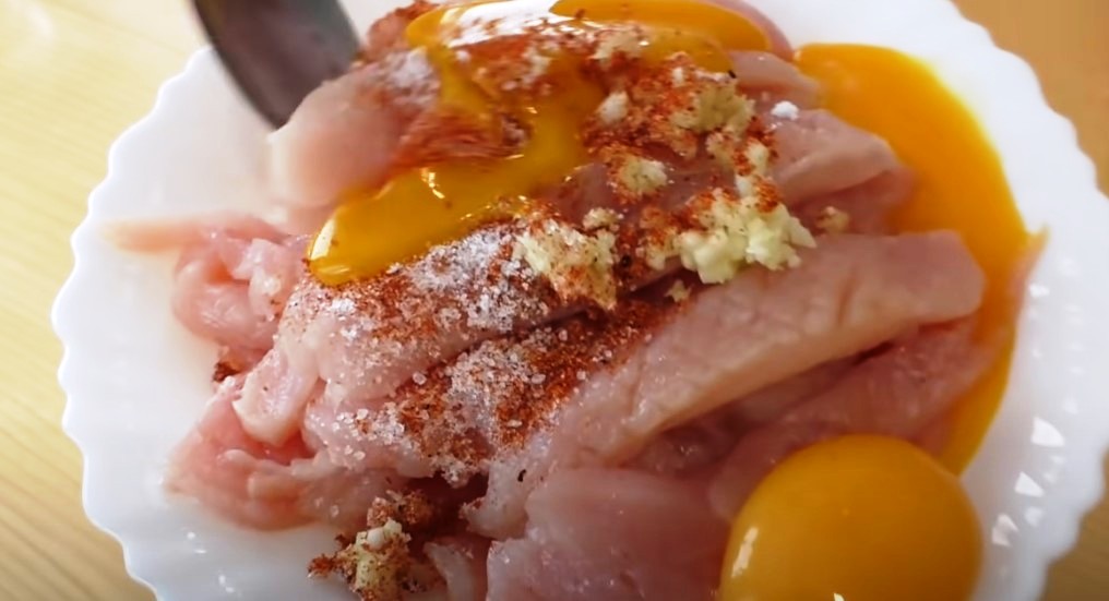 Просто залейте яйцами куриную грудку. Быстро, вкусно и очень нежно