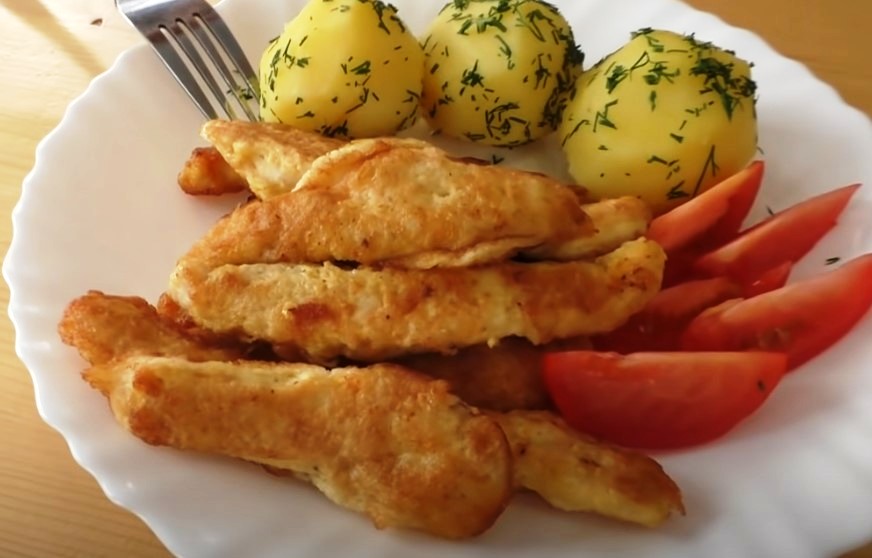 Просто залейте яйцами куриную грудку. Быстро, вкусно и очень нежно