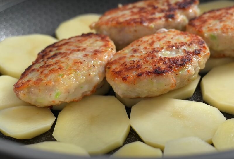 Котлеты из куриного фарша с кабачком и картошкой. Сочные и нежные — как в дорогом ресторане!