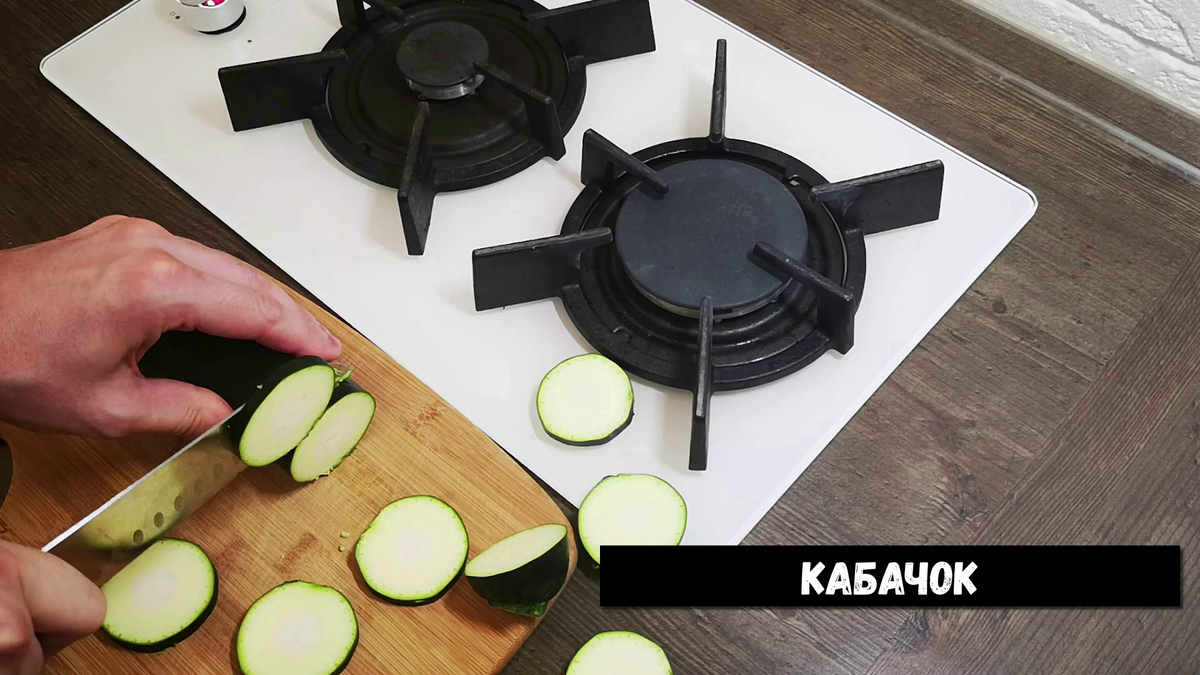 Жена моего друга угостила на завтрак вкусным и сытным блюдом из кабачков: делается быстро, всего 10 минут, а съедается на ура