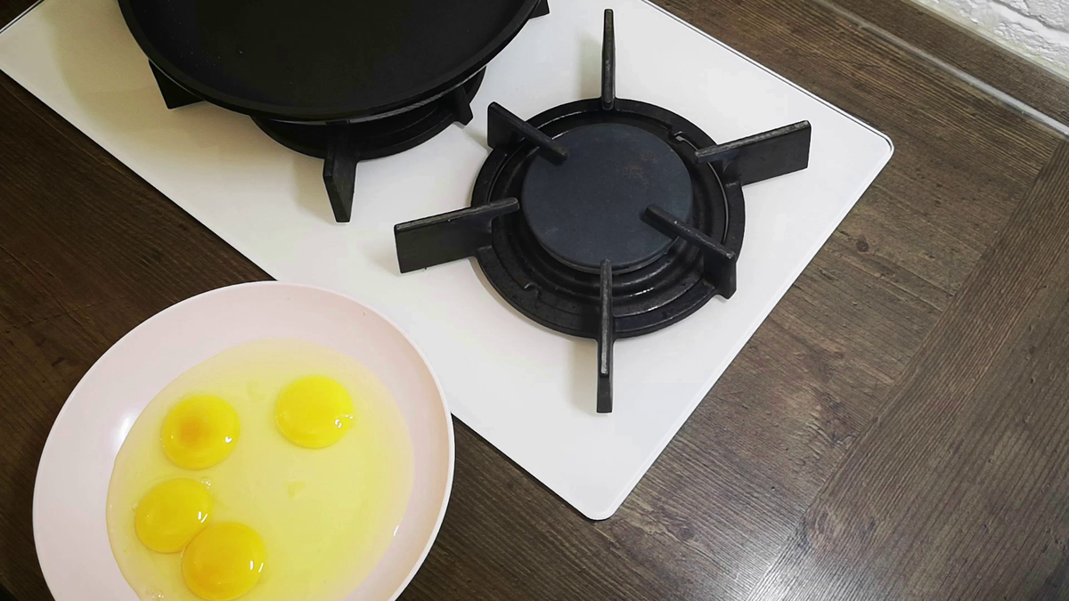 Жена моего друга угостила на завтрак вкусным и сытным блюдом из кабачков: делается быстро, всего 10 минут, а съедается на ура