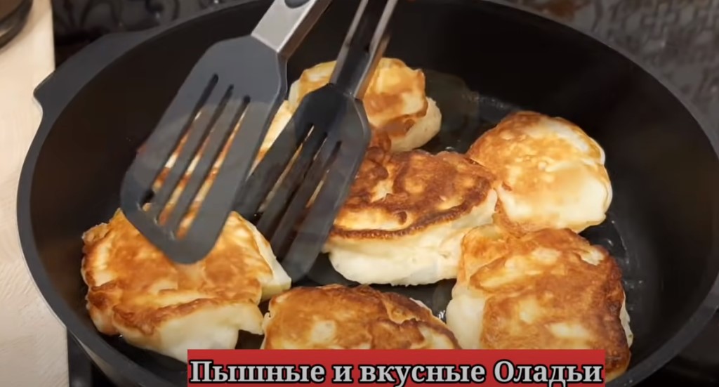Оладьи с яблоками - правильный рецепт. Получаются пышные и такими остаются
