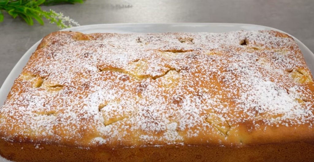 Яблочный пирог, тающий во рту! Крайне простой рецепт: вкусно и быстро
