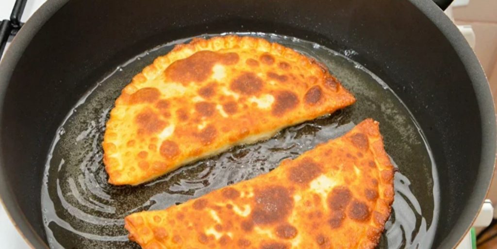 Готовлю чебуреки уже много лет, а вкусный рецепт узнала недавно. Получается румяная корочка и сочная начинка
