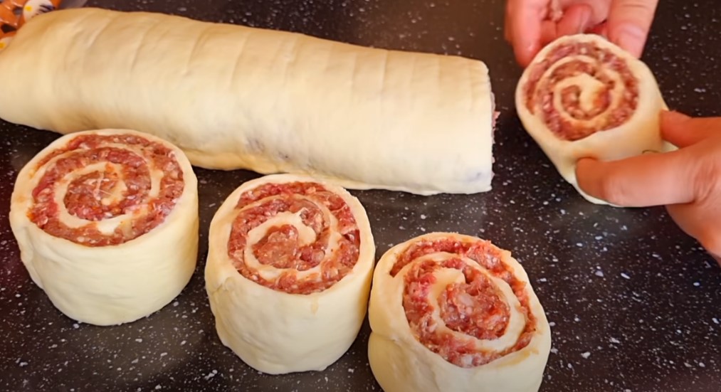 Гениально просто: мягкие и воздушные булочки с мясной начинкой