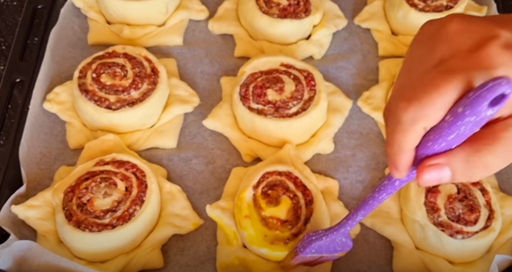 Гениально просто: мягкие и воздушные булочки с мясной начинкой