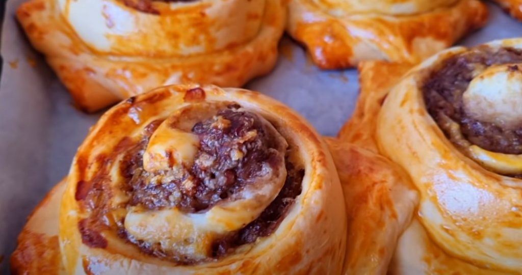 Гениально просто: мягкие и воздушные булочки с мясной начинкой