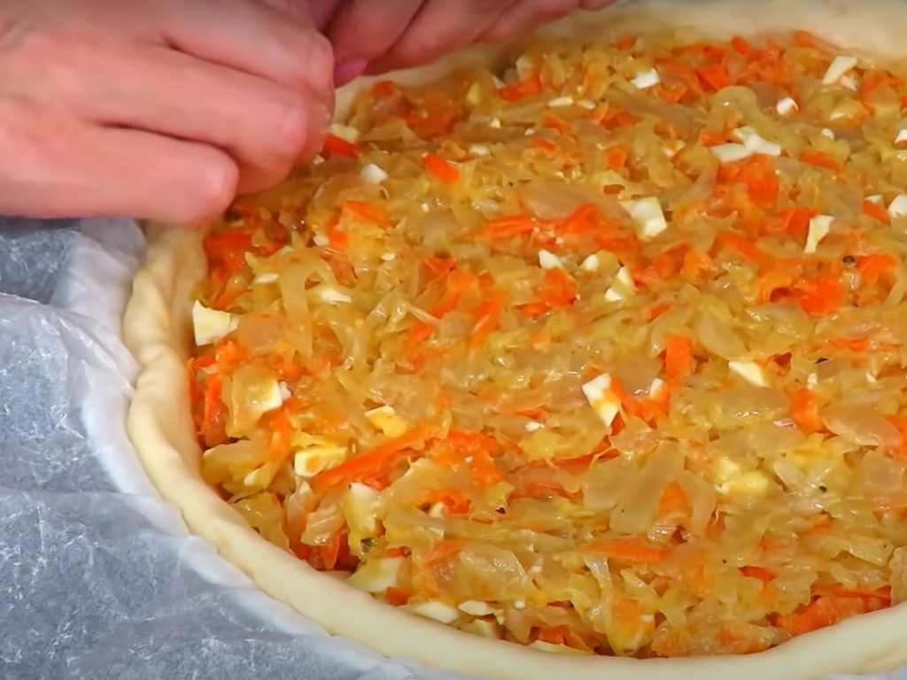 Красивый капустный пирог. Много начинки и очень воздушное тесто