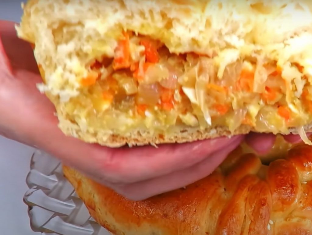 Красивый капустный пирог. Много начинки и очень воздушное тесто