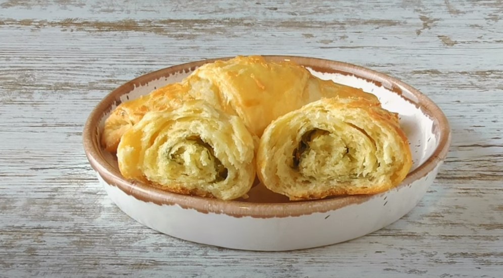 Быстрые булочки-рогалики с сыром и зеленью. Тесто на кефире: всегда хорошо получается и пропекается