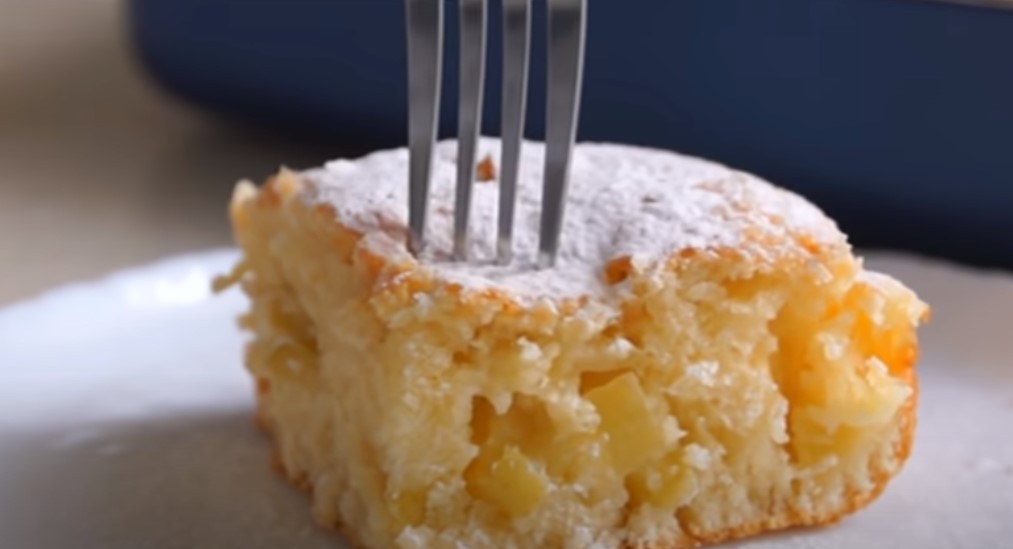 Давно искала этот рецепт. Вкусный яблочный пирог: мягкий и пышный, тает во рту