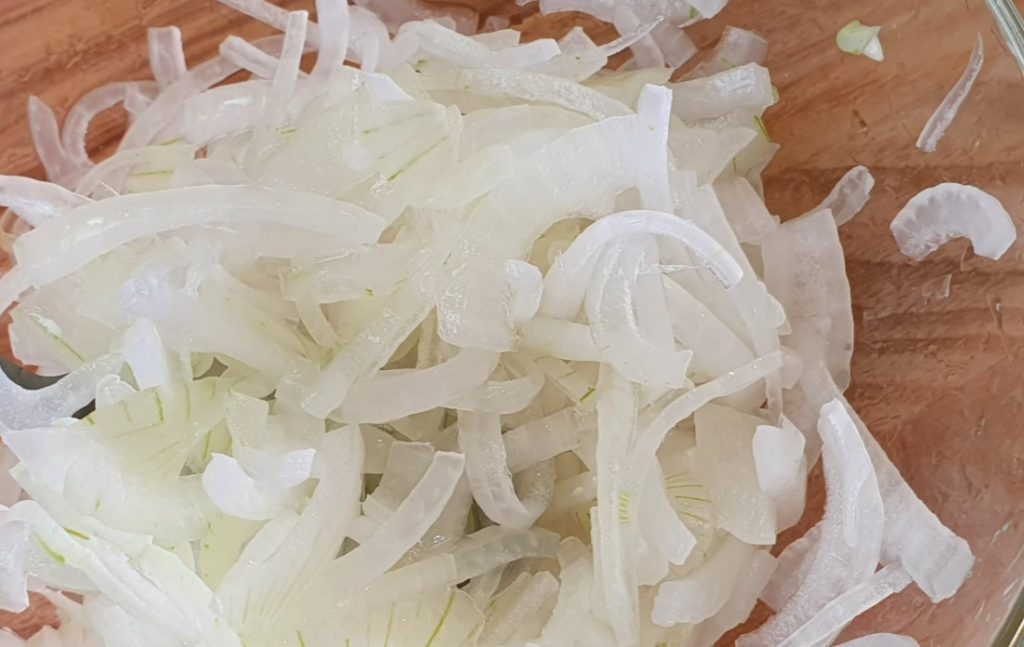 Как вкусно приготовить маринованный лук за 2 минуты. Пикантная добавка в салат, к мясу или селедке