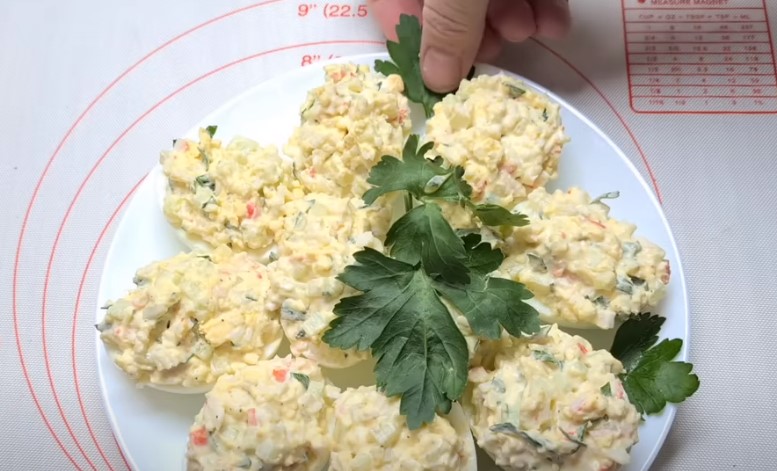 Закуска из яиц для моих гостей. Всего за 10 минут: вкусно и просто не оторваться