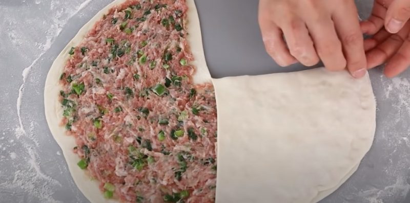 Без духовки и дрожжей: даже яиц не надо. 2 простых рецепта, если у вас есть мука и мясной фарш