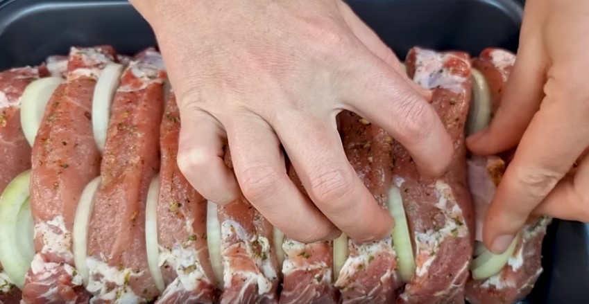 Мясо запеченное в духовке «По-деревенски». Вкусное блюдо на любой праздничный стол
