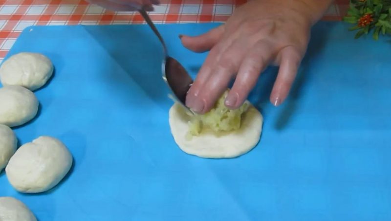 Воздушные пирожки с хрустящей корочкой. На одном, вы точно не остановитесь