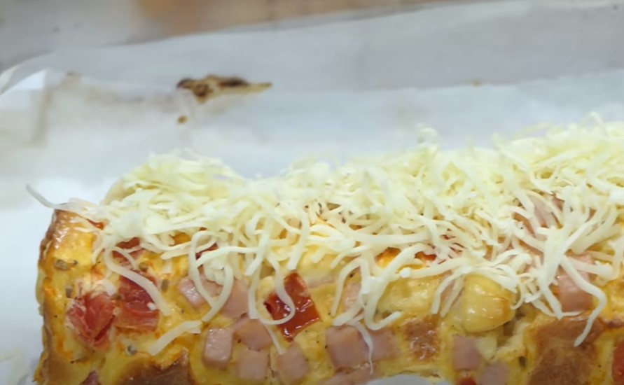Простой и вкусный рецепт быстрого завтрака. Очень сытный рулет для всей семьи