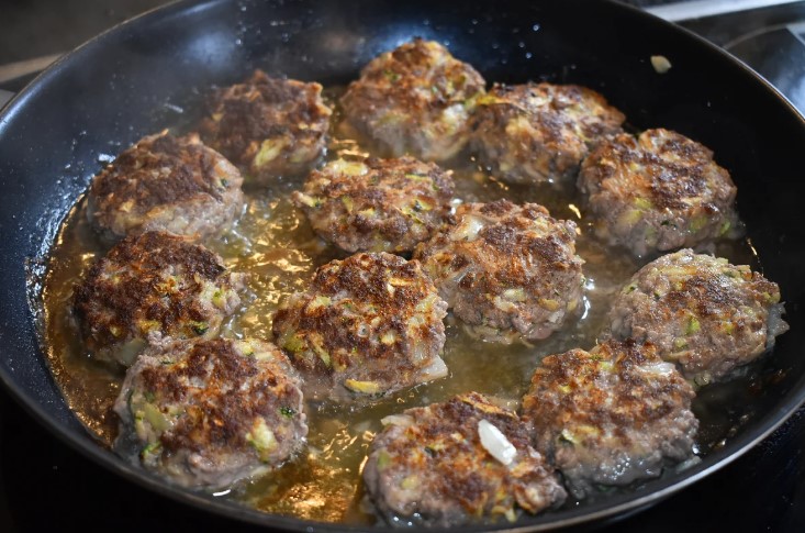 Нашла вкусненый и необычный рецепт приготовления котлет. Теперь, сколько не готовлю, всегда не хватает